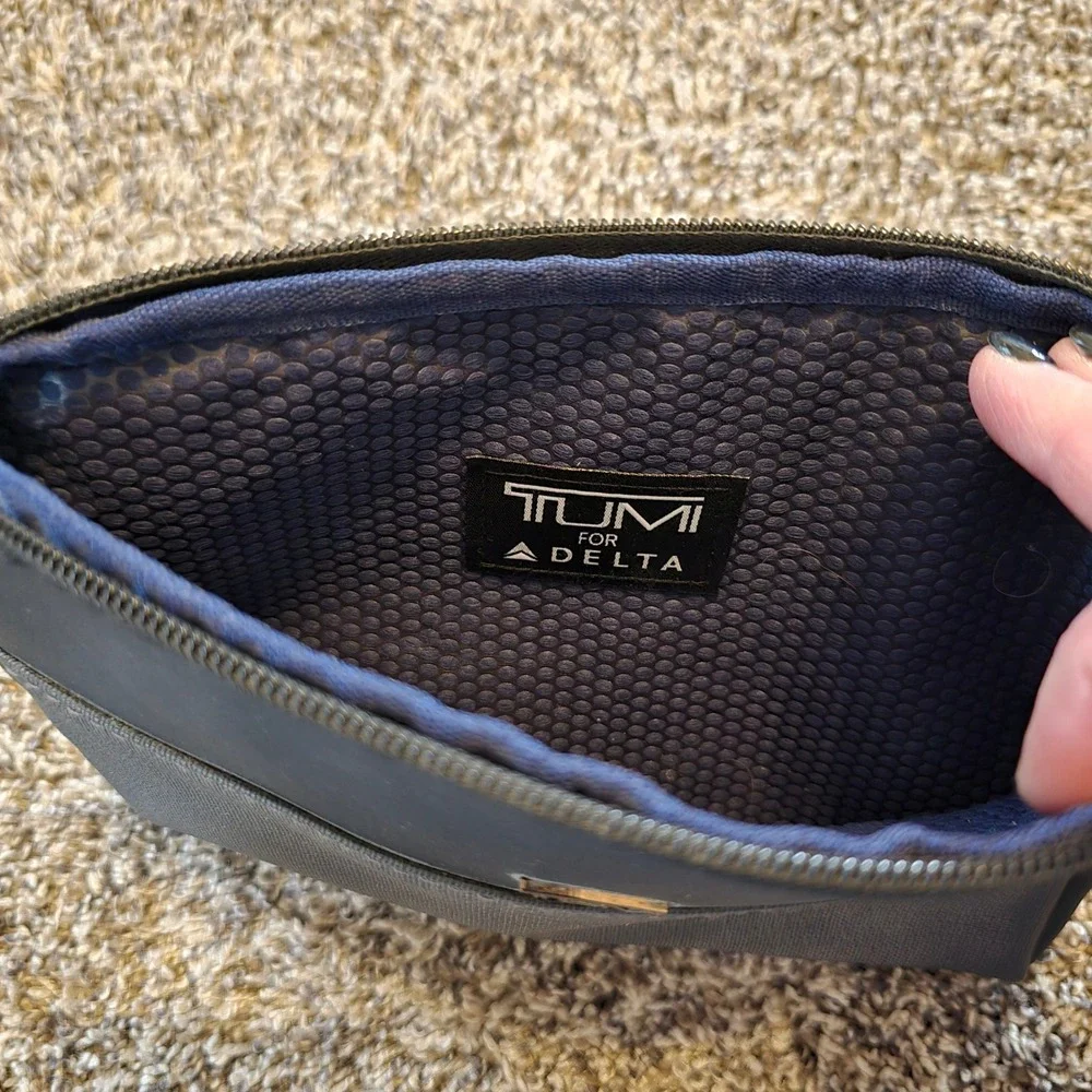 Tumi delta amenity